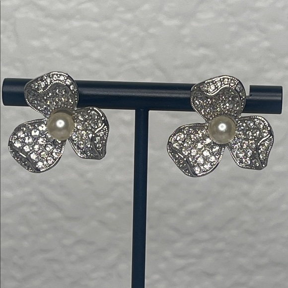Vintage CIRO Crystal Flower Stud Earrings with Pearl Center. - Picture 4 of 7